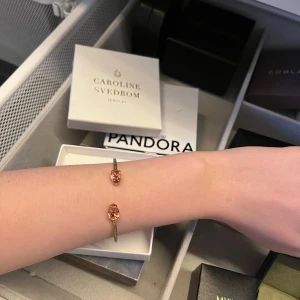 Armband från Caroline Svedbom🩷 - Skit snyggt armband i guld med rosa stenar från Caroline Svedbom🎀🎀