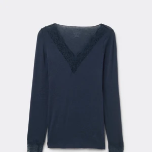 marinblå intimissimi tröja - säljer pga att jag aldrig använder den💞 nästan helt ny och klippte nyligen bort lappen, kommer aldrig ett tillfälle jag vill ha på mig den.