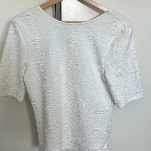 Mönstrad topp med öppen rygg - Från kappahl och använd få gånger men inga defekter! Strl S. Skriv vid frågor eller funderingar❤️