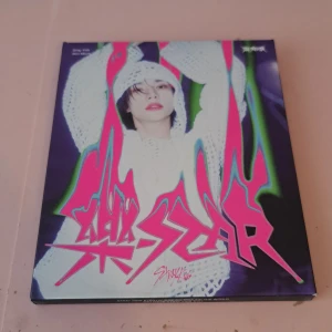 Stray Kids Mini Album ★★★★★ (Rock-Star) - Säljer Stray Kids Mini Album ★★★★★ (Rock-Star) med Hyunjin på omslaget. Albumet innehåller flera spår inklusive 'MEGAVERSE' och 'COMPLEX'. Perfekt för fans av K-pop och Stray Kids! Allt utom PCS och enstaka postcards🩷
