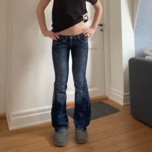 Mörkblå lågmidjade bootcut jeans - Säljer dessa mörkblå väldigt lågmidjade jeans som är utsydda till bootcut. Midjemått 36 cm tvärs över midjan och de sitter bra i längden på mig som är 163 cm. Kontakta mig privat vid frågor eller liknande💓