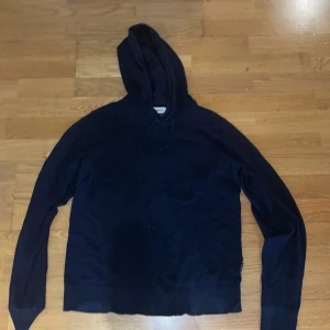 Blå hoodie från Strömberg - Säljer en stilren svart hoodie från Strömberg i ekologisk bomull. 