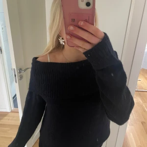 Blå stickad off shoulder tröja  - Blå stickad off shoulder tröja från Gina tricot. Storlek 170 men passar perfekt för en xs eller s också🫶🏻💗 Tröjan är i nyskick och aldrig använd! 