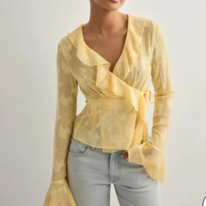 Gul omlottblus med volang - INTRESSEKOLL💛 Den är bara testad och har lappen kvar, så helt ny! Den finns inte kvar på hemsidan heller.