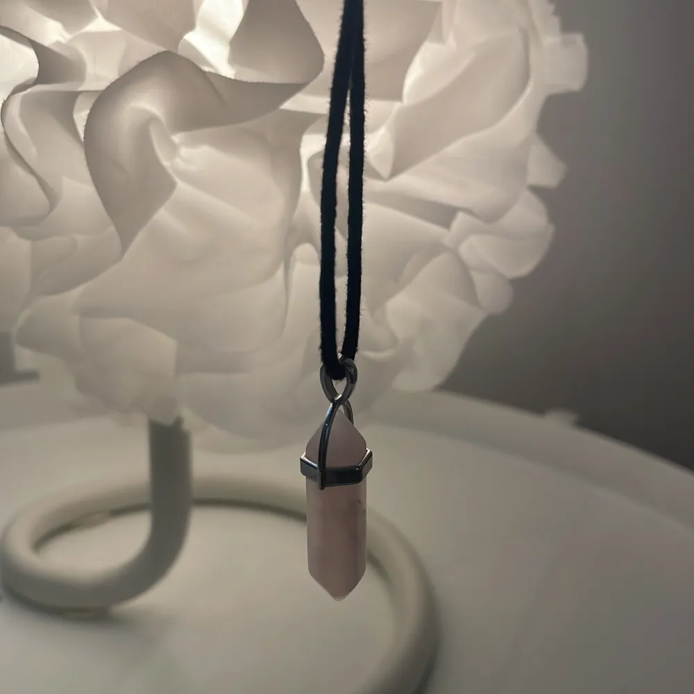 Tre eleganta halsband med kristallhängen i olika färger: grön, rosa och flerfärgad. Varje hänge är spetsigt och infattat i en metallhållare. Kedjorna varierar mellan silverfärgad och svart snöre. Bild 1 69kr, bild 2 - 59kr, bild 3 -59kr. Aldrig andvänt, jättefina!❤️hör gärna av er vid frågor eller intresse, priset kan diskuteras!. Asusteet.