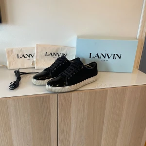 Svarta Lanvin  - Säljer dessa feta Lanvin i den populära färgen svart🔥 skick 8/10 lite smutsiga men tvättar innan frakt✅ nypris ca 5000 mitt pris 2499🔥👌(uk 11) box, två dusbags och extra snören följs med✅ (PRISET GÅR ATT DISKUTERAS)🔥🔥