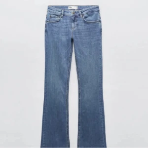 Lowwaist bootcut jeans - Lågmidjade blåa bootcut jeans från Zara, väldigt bra skick🩷