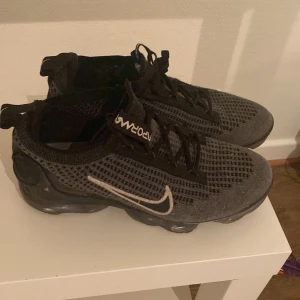 Svarta Nike Vapormax sneakers -  Nike Vapormax storlek 38,5 jag har 40 men dom här passar perfekt 