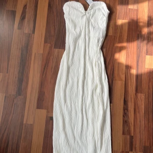 Ny vit klänning  - Jättefin vit ny klänning från vero Moda. Storlek xs och nypris 750🩷