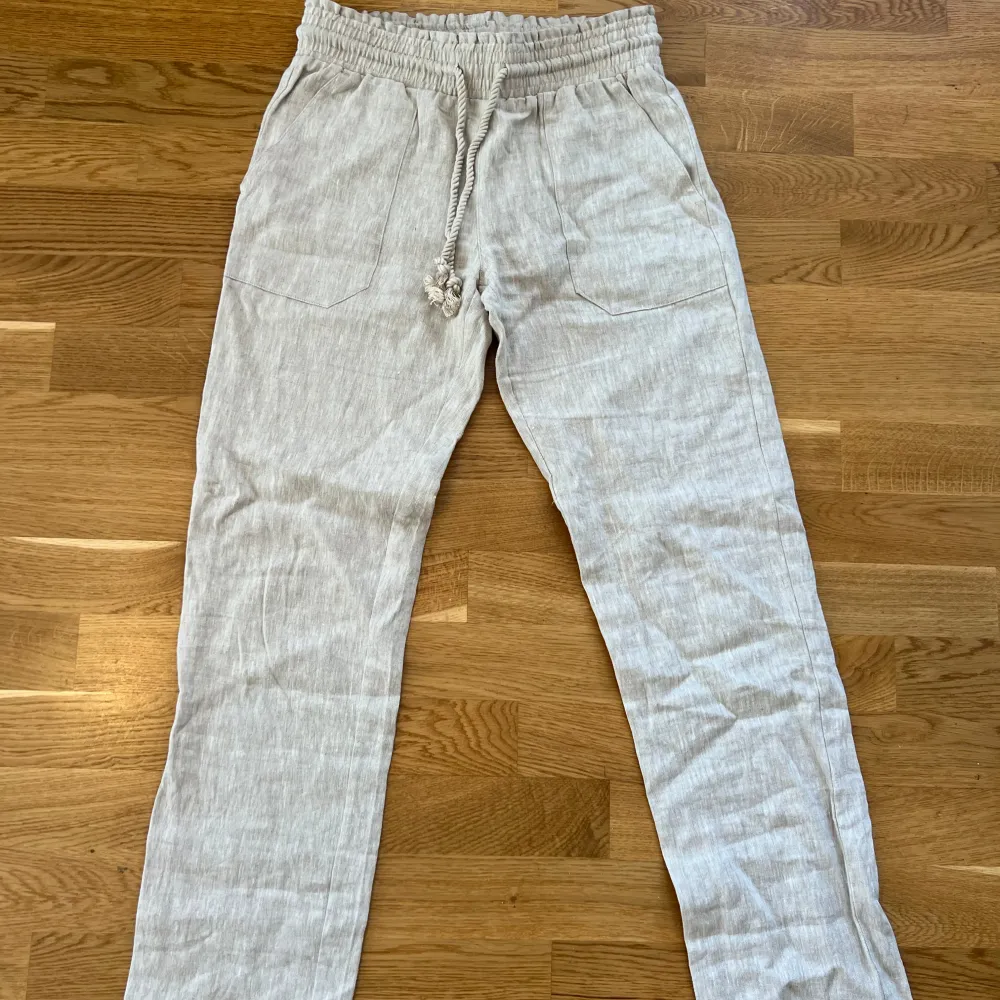 Lågmidjade Linnebyxor från Skagen i beige färg , fint skick. Nypris ca 1000kr.. Farkut & Housut.