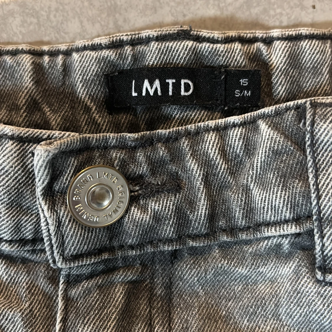 Grå jeans från LMTD - 2