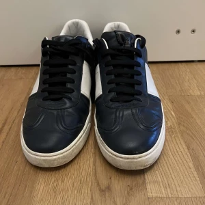 Valentino fly crews - Tja säljer nu dessa riktigt feta mörkblåa Valentina fly crews som är en mycket ovanlig färg. Skorna görs inte längre och är svåra att få tag på. Skick 8/10 den ända defekten är att 2 nitar saknas på båda skorna 