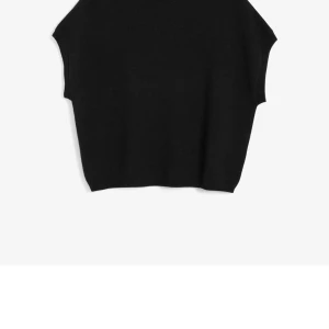 Svart ärmlös topp från Kappahl - Säljer en stilren svart ärmlös topp från Kappahl. Perfekt för en minimalistisk look och lätt att matcha med olika outfits. Toppen har en enkel design och är tillverkad i ett mjukt material.