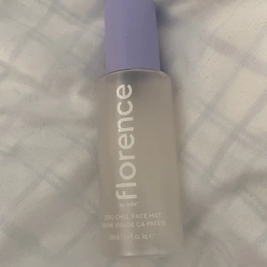 Zero Chill Face Mist från Florence by Mills - Säljer en Zero Chill Face Mist från Florence by Mills. Den kommer i en genomskinlig flaska med lila lock och rymmer 100 ml. Perfekt för att fräscha upp huden under dagen. Det är hälften kvar💘