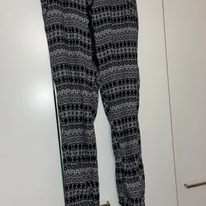 Housut - Ihanat mustat salmiakkikuvioiset housut. Vyötäröllä kiristysnauhat sekä taskut molemmin puolin. Ei lue kokoa mutta menee kokoihin XS/S. Haara-lahje n 66cm, vyötärön leveys n 38cm. Kissatalous MMM, lisätietoja saa kysymällä Mikäli hinta ei miellytä tarjoa rohkeasti Katsothan myös muut ilmoitukseni!!