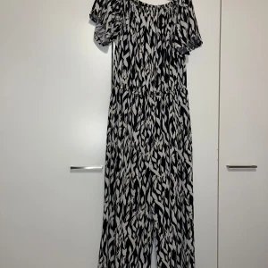 Haalari - Naisten ihana haalari. Koko 44. Kissatalous MMM, lisätietoja saa kysymällä Mikäli hinta ei miellytä tarjoa rohkeasti Katsothan myös muut ilmoitukseni