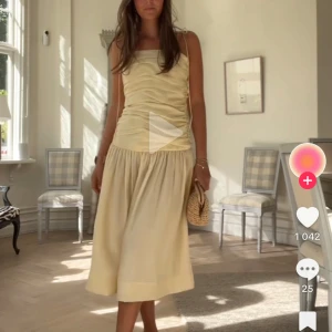 SÖKER gul klänning zara  - Söker denna gula midiklänning från Zara!!💛💛💛