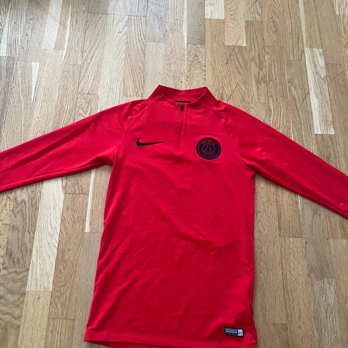 Röd långärmad fotbollströja från Nike