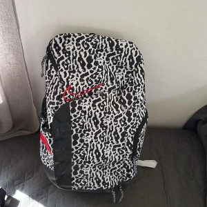 Nike Hoops Elite Pro Backpack - Snygg leopardmönstrad ryggsäck från Nike med röda detaljer och flera praktiska fack. Perfekt för att bära med sig allt man behöver. Justerbara axelremmar. Nypris ca 650-800kr 