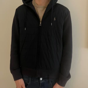  Ralph Lauren cardigan  - Navy blå Ralph lauren cardigan, som är i ett väldigt bra skick, pris 999kr (kan diskuteras vid snabb affär), Storlek M, vid frågor eller funderingar är det bara att höra av sig // Royal