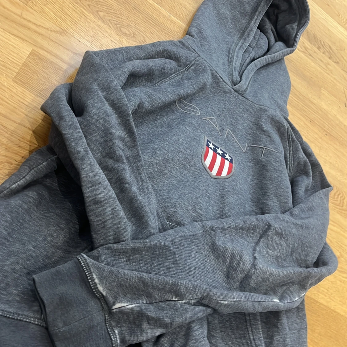 Grå hoodie från GANT - 2