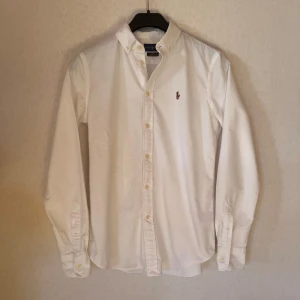 Ralph Lauren skjorta Slim fit - Tja!🔥Säljer en assnygg vit Ralph Lauren skjorta som är perfekt till sommarn! Den är i riktigt bra skick. Inga defekter. Nypris = 1600. Priset är inte hugget i sten👊