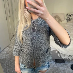 Grå stickad kofta trekvartsärmad - Säljer denna gråa trekvartsärmade stickade koftan. Har du någon fråga är det bara att höra av dig🫶🏻