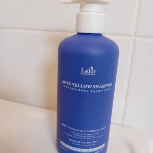Anti-Yellow Shampoo från Lador - NY! Anti-Yellow Shampoo från Lador är ett schampo som neutraliserar gula och mässingsfärgade toner i håret. Innehåller extra blått pigment för att ge en klarare och svalare ton. Perfekt för blont och grått hår. Flaskan rymmer 300 ml. Flaskan är oöppnad och ej använd. 