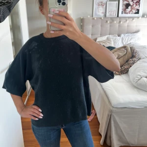 Mörkgrå tröja från 15/0 - Trendig tröja från Lager157. Mycket bra skick och väldigt fin färg