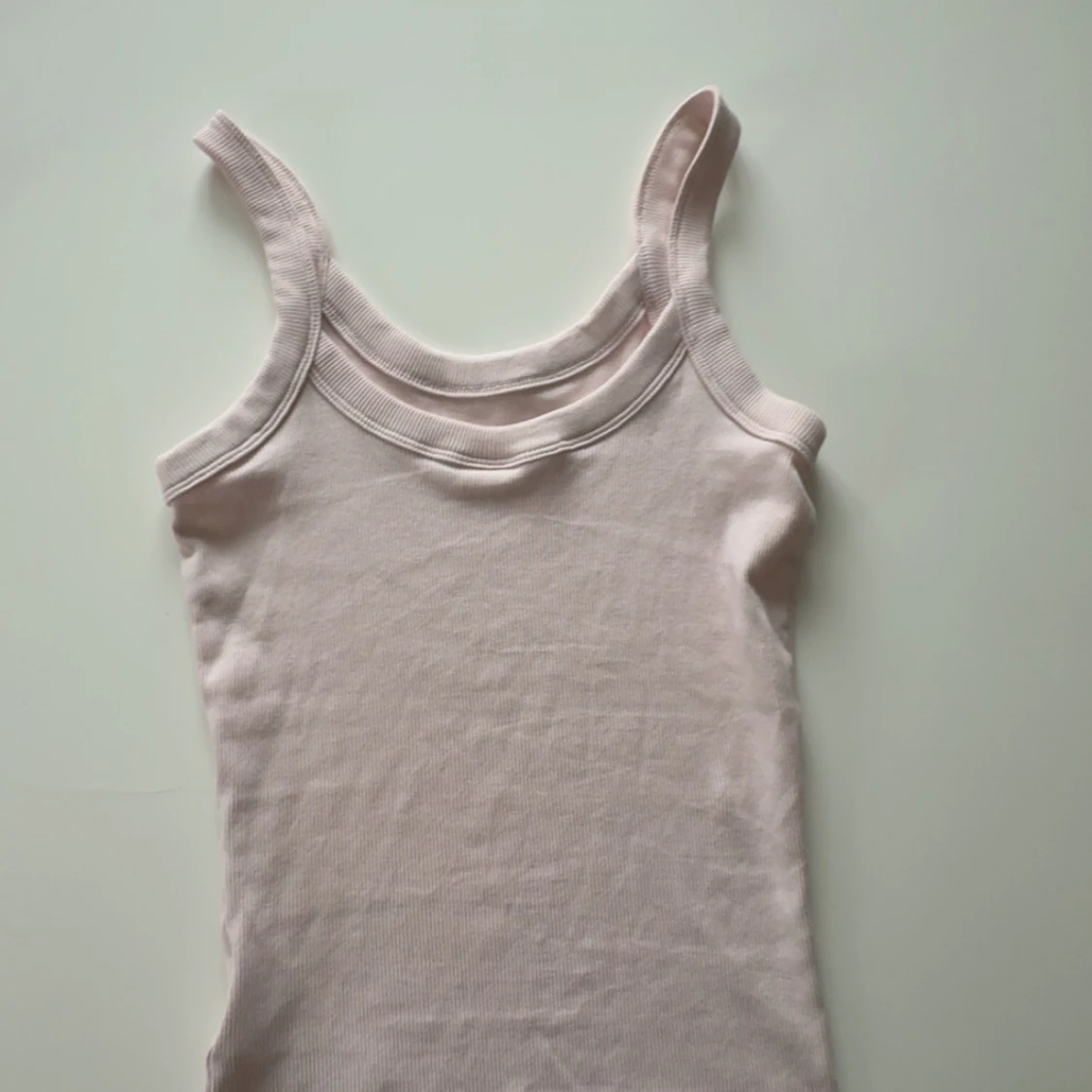 Ljusrosa ribbad linnetopp från Gina Tricot - 1