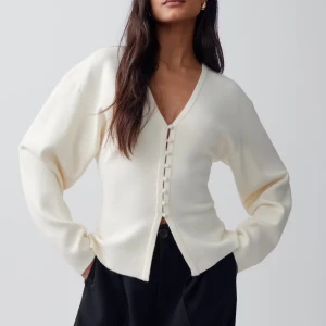 Vit kofta med knappar - Superfin vit kofta från Gina Tricot. Säljer då den är lite för liten för mig. Har bara använt ett fåtal gånger.