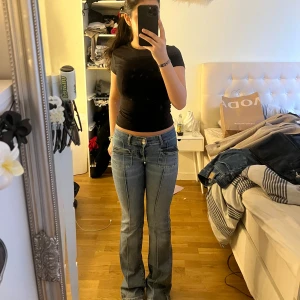 Blå bootcut jeans - Snygga blå bootcut jeans med klassisk design. Perfekta för en avslappnad stil med en touch av retro. Passar bra med sneakers eller klackar för en varierad look.