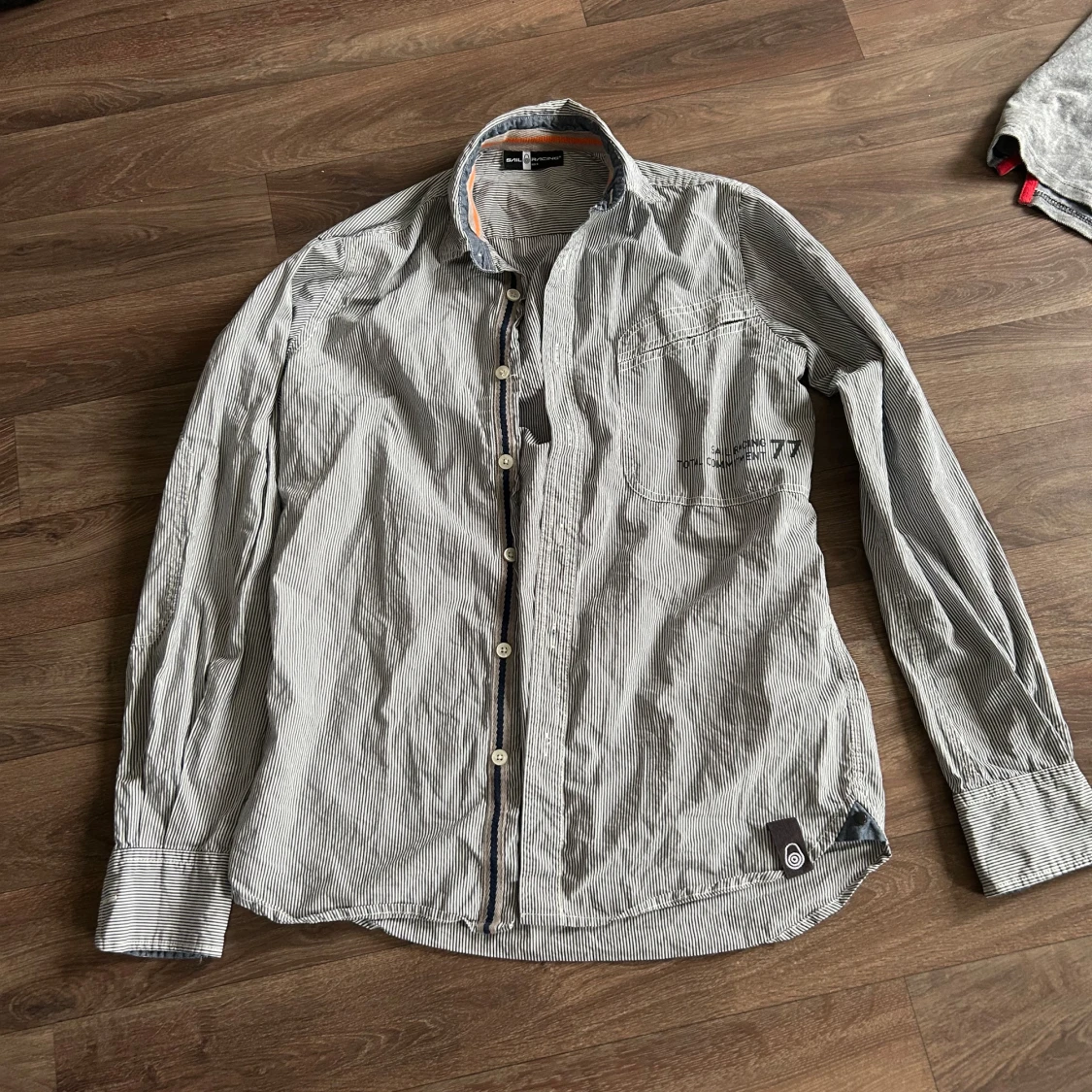 Grå- och vitrandig skjorta från sailracing