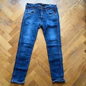 Replay anbass  - Stilrena anbass (slim fit) i en skön mörkblå färg🔵| Waist: 32📏 | Length: 32 📏| Fraktar så snabbt som möjligt inom 1-2 dagar via PostNord eller Instabox 📬📮|