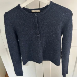 Mörkblå kofta från Gina Tricot - Säljer en mörkblå kofta från Gina Tricot i premiumkvalitet då den nu är för liten för mig. Bra kvalitet och använd fåtals gånger!