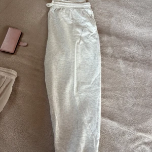 Grå mjukisbyxor  - Säljer ett par bekväma mjukisbyxor då dem inte används. Endast använd fåtal gånger. 