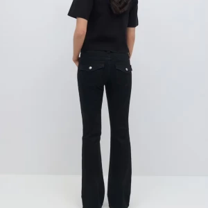 Svarta bootcut jeans - Fick i julklapp men har inte använt den då de är för korta för mig ❤️Prislappen va av när ja fick dem, skriv gärna för fler bilder eller frågor❤️(priset kan såklart diskuteras)