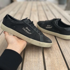 Saint Laurent skor - Saint Laurent court classic | Skick 8.5/10 ( finns tecken på användning ) | EU 42 | Box, dustbag och kort medföljer! | Pris 2799kr ( diskuterbart ) | Vid frågor eller funderingar är det bara att höra av sig!  