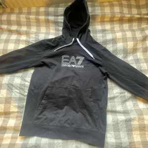 EA7 Hoodie  - Riktigt fet Armani emporio hoodie vit svart med ett stort märke 