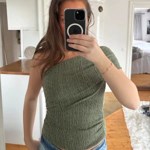 One shoulder topp Zara  - Grön off shoulder topp från Zara som inte är använd😻