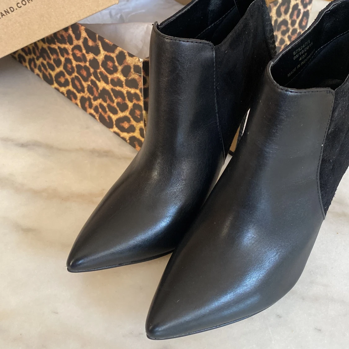 Svarta klackar med guldkedja  - 2