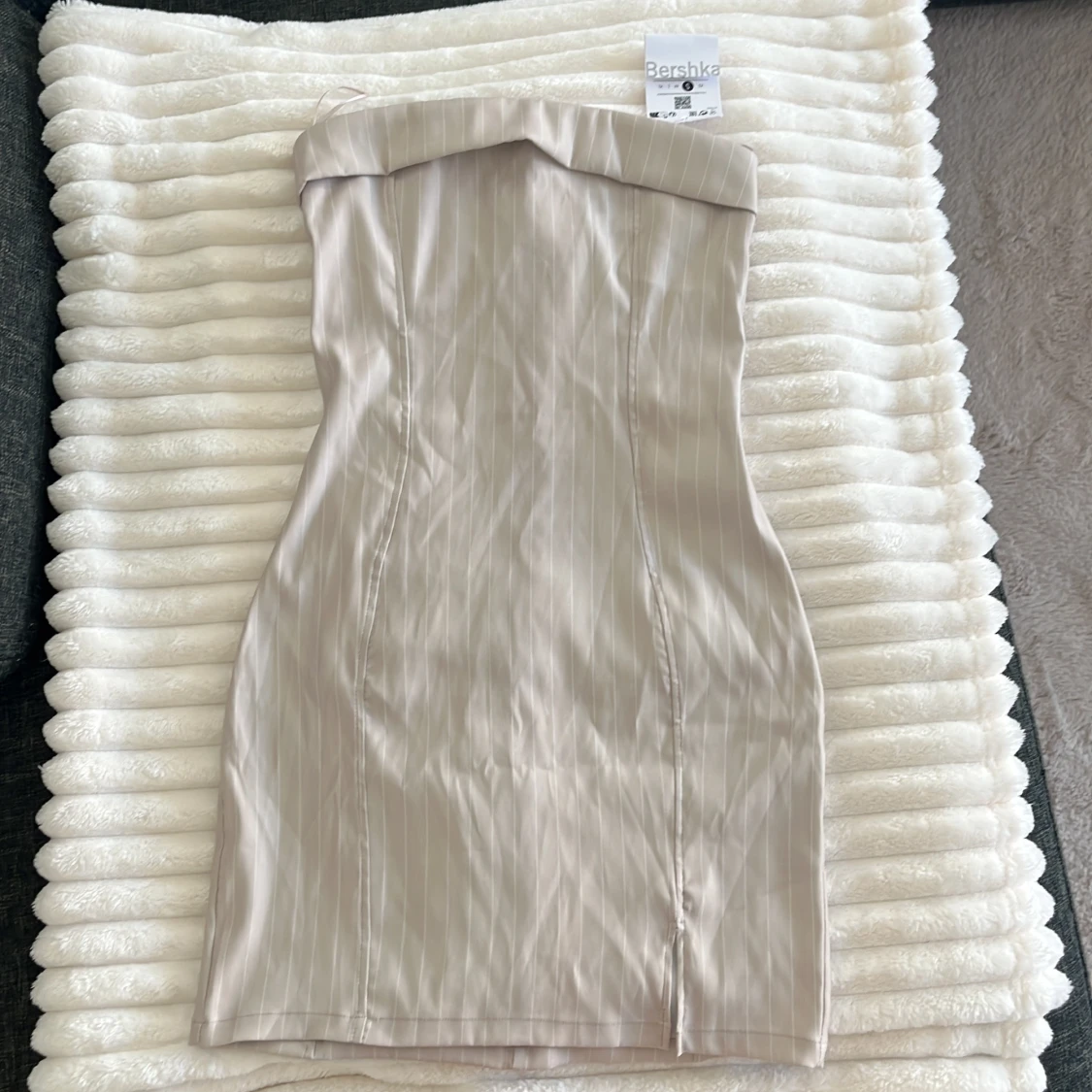 Beige axelbandslös kortklänning Bershka