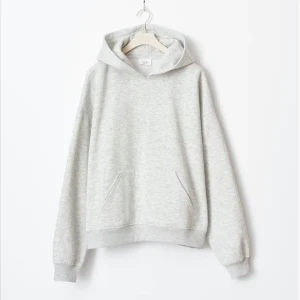 Ljusgrå hoodie - En ljusgrå hoodie från Gina! Säljer för att den inte kommer till använding längre. Tecken på användning men inga defekter 💗 skriv för egna bilder och kom gärna med prisförslag! 