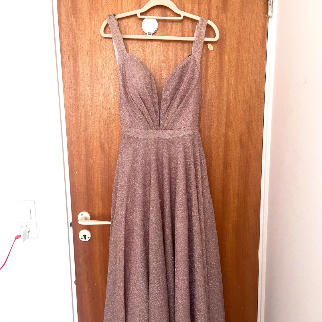 Glittrig champagnefärgad långklänning - 1