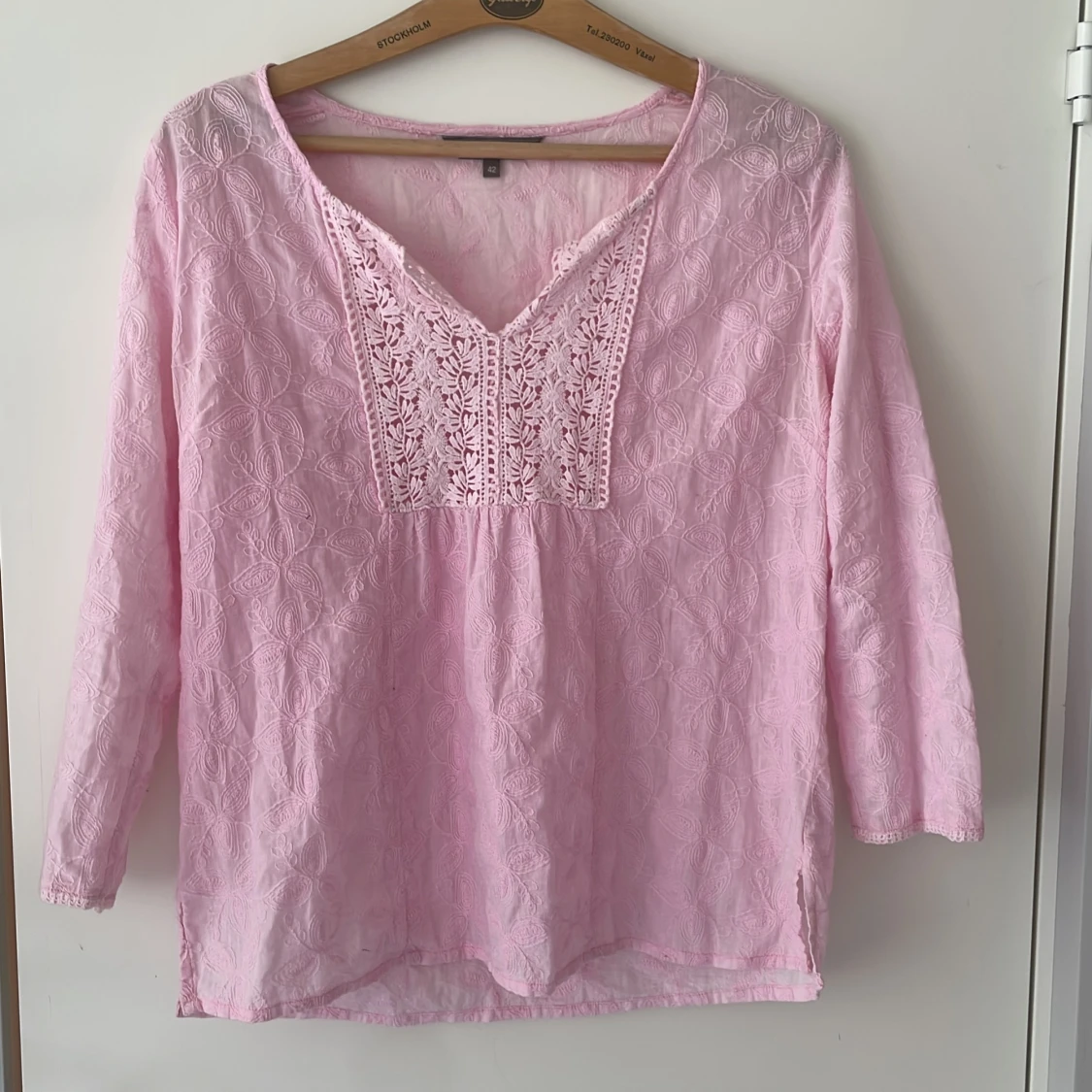 Ljusrosa blus med broderi från Dotted Blue - 1