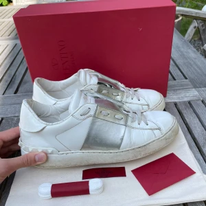 Valentino skor  - Hej! Säljer nu dessa sjukt snygga valentino skor. Skorna är i fint skick. Har box, dustbag och extra skosnören, Hör gärna av dig vid frågor!