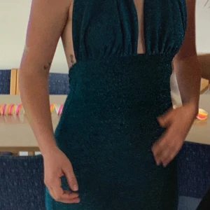 Sommarklänning  - En blå/grön glittrande klänning från ett australiskt märke. Har gått sönder lite på ena sidan men går att lätt sy ihop om man är duktig på det 😊💕