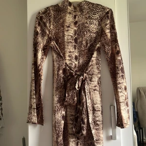 Klänning - Kort mönstrad klänning jätte fin från PLT, storlek 4(eu32) 