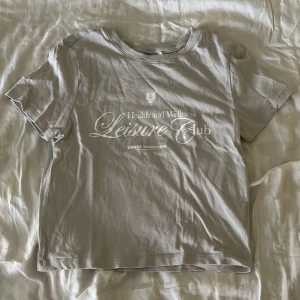 Grå cropped t-shirt från H&M - kort ljusgrå t-shirt från H&M, använd ett fåtal gånger men har inga synliga defekter 💕skriv vid frågor!