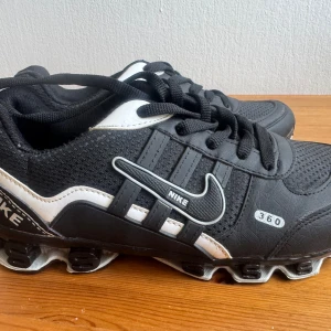 Skor, Storlek 42 - Snygga svarta skor. Perfekt för vardagsbruk eller träning. 